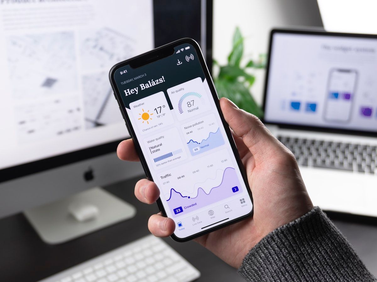 Person holding a phone showing the Cooperae Budget app